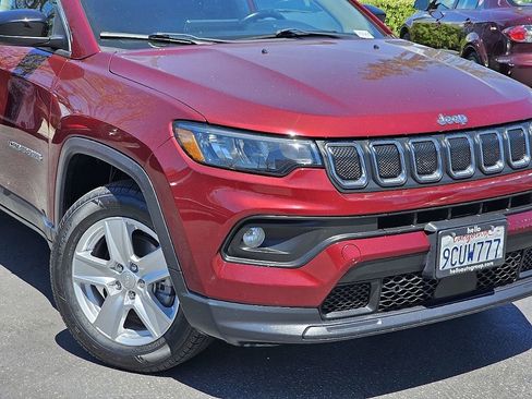 Used 2022 Jeep Compass Latitude w/ Sun and Sound Group AWD/4WD image 5