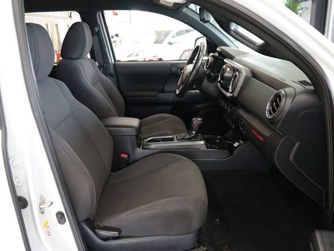 Used 2018 Toyota Tacoma TRD Sport w/ Technology Package image 35