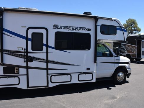 Used 2022 Ford E-450 and Econoline 450 Super Duty w/ Motorhome Prep Package RWD image 5
