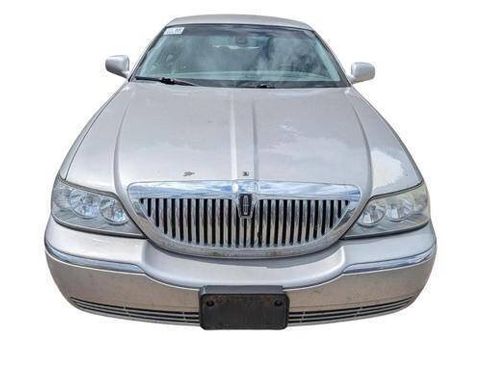 Used 2003 Lincoln Town Car Signature RWD image 9