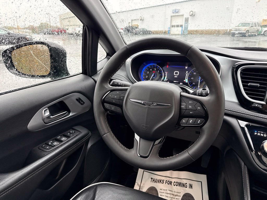 Used 2025 Chrysler Pacifica Limited FWD image 17