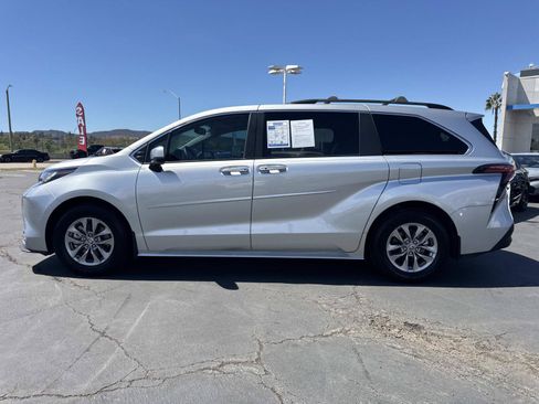 Used 2022 Toyota Sienna XLE FWD image 2
