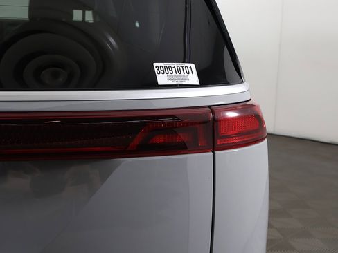 Used 2024 Kia Carnival EX image 17