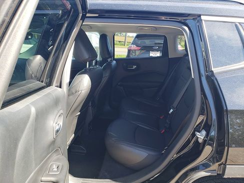 Used 2019 Jeep Compass Latitude w/ Cold Weather Group AWD/4WD image 11