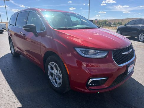 Used 2024 Chrysler Pacifica Limited AWD/4WD image 3