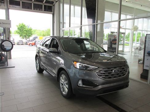 Used 2022 Ford Edge Titanium image 2