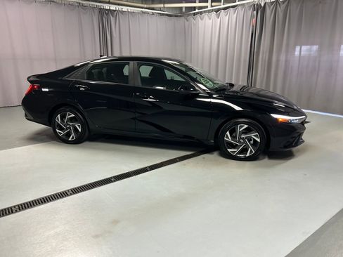 Used 2025 Hyundai Elantra SEL w/ Cargo Package FWD image 8