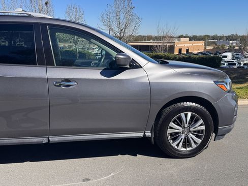 Used 2019 Nissan Pathfinder S image 32