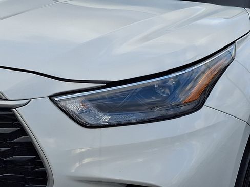 Used 2022 Toyota Highlander XLE image 9
