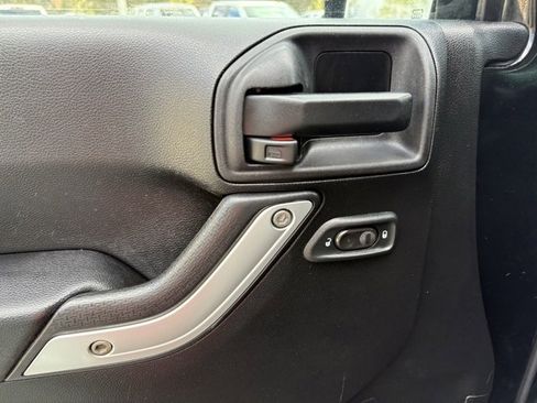 Used 2014 Jeep Wrangler Unlimited Sahara w/ Connectivity Group image 10