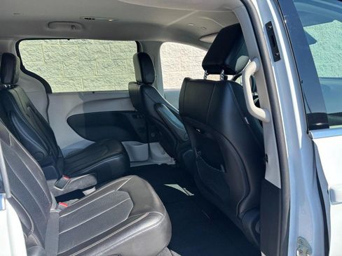 Used 2024 Chrysler Pacifica Touring-L FWD image 12