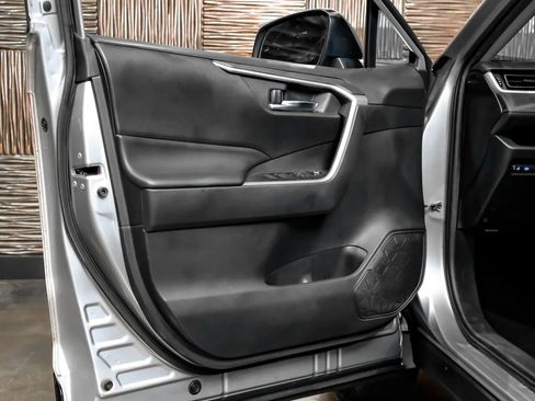 Used 2020 Toyota RAV4 XLE w/ Convenience Package FWD image 44