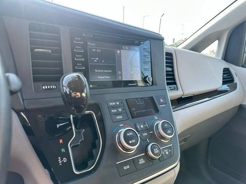 Used 2018 Toyota Sienna XLE w/ XLE Navigation Package FWD image 18