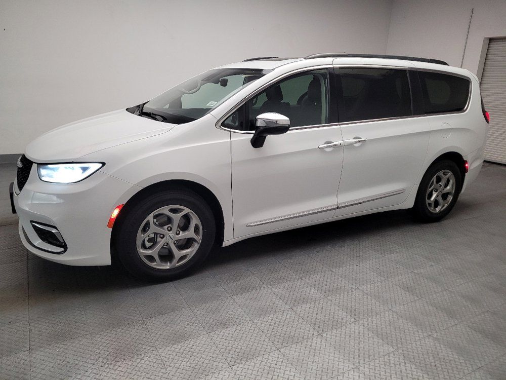 Used 2023 Chrysler Pacifica Limited FWD image 2