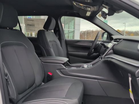 New 2025 Jeep Grand Cherokee L Laredo image 10