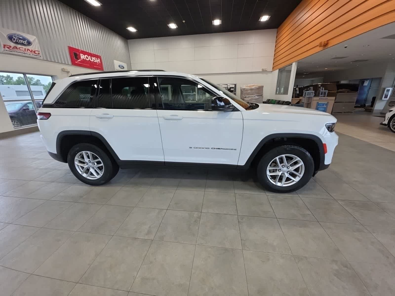 Used 2023 Jeep Grand Cherokee Laredo w/ Luxury Tech Group I AWD/4WD image 6