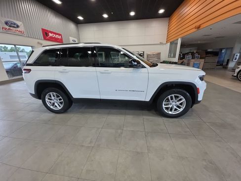 Used 2023 Jeep Grand Cherokee Laredo w/ Luxury Tech Group I AWD/4WD image 6