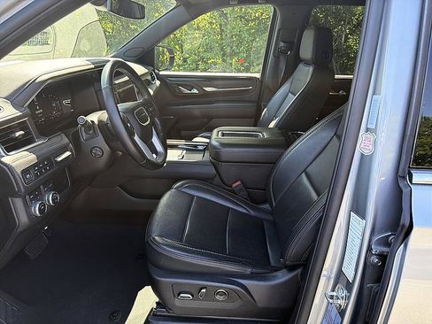 Used 2024 GMC Yukon XL Denali AWD/4WD image 9