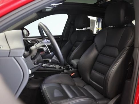 Used 2025 Porsche Macan AWD/4WD image 19