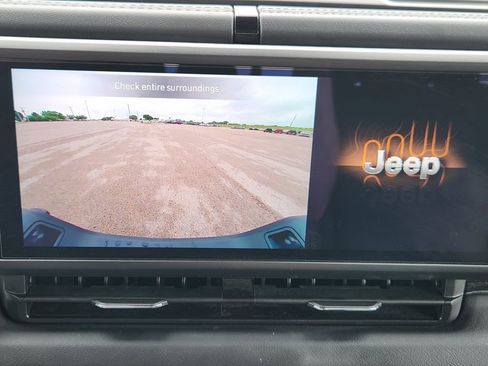 Used 2024 Jeep Gladiator Sport AWD/4WD image 17