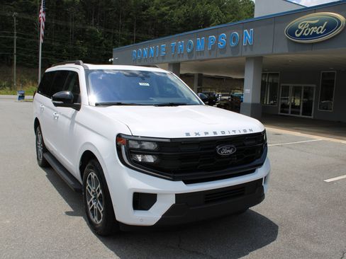 Used 2025 Ford Expedition Active AWD/4WD image 1