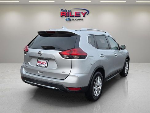 Used 2018 Nissan Rogue SV image 5