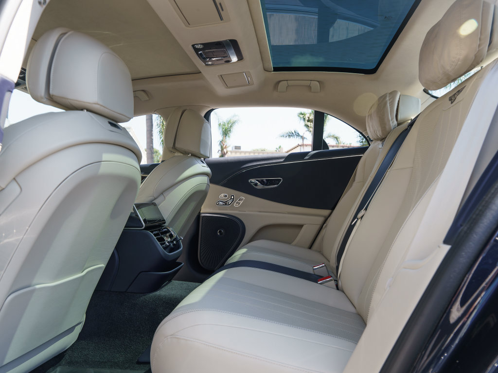 Used 2023 Bentley Flying Spur Plug-In Hybrid AWD/4WD image 18