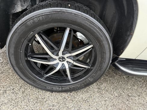 Used 2007 Cadillac Escalade EXT w/ Climate Package image 5