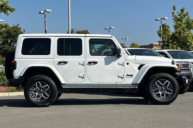 Used 2025 Jeep Wrangler Unlimited Sahara AWD/4WD image 3