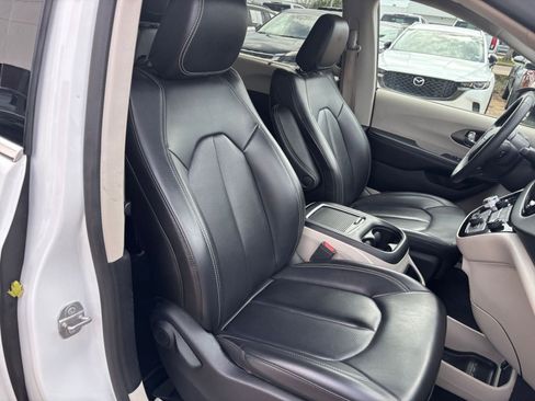 Used 2023 Chrysler Pacifica Touring-L FWD image 39