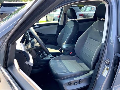 Used 2023 Volkswagen Taos SE w/ Panoramic Sunroof Package AWD/4WD image 5