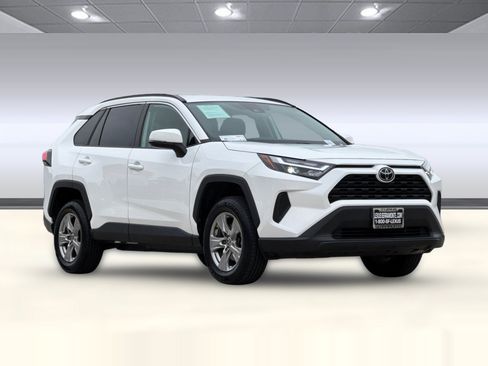 Used 2022 Toyota RAV4 XLE AWD/4WD image 6