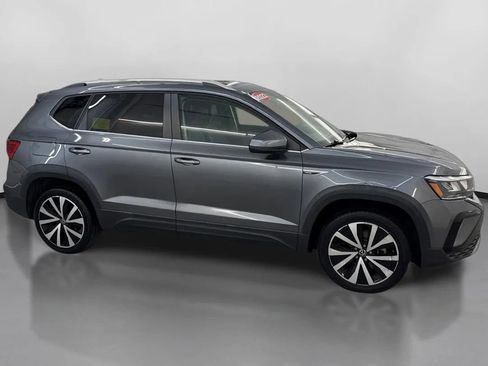 Used 2022 Volkswagen Taos SE w/ IQ.Drive SE Package FWD image 11