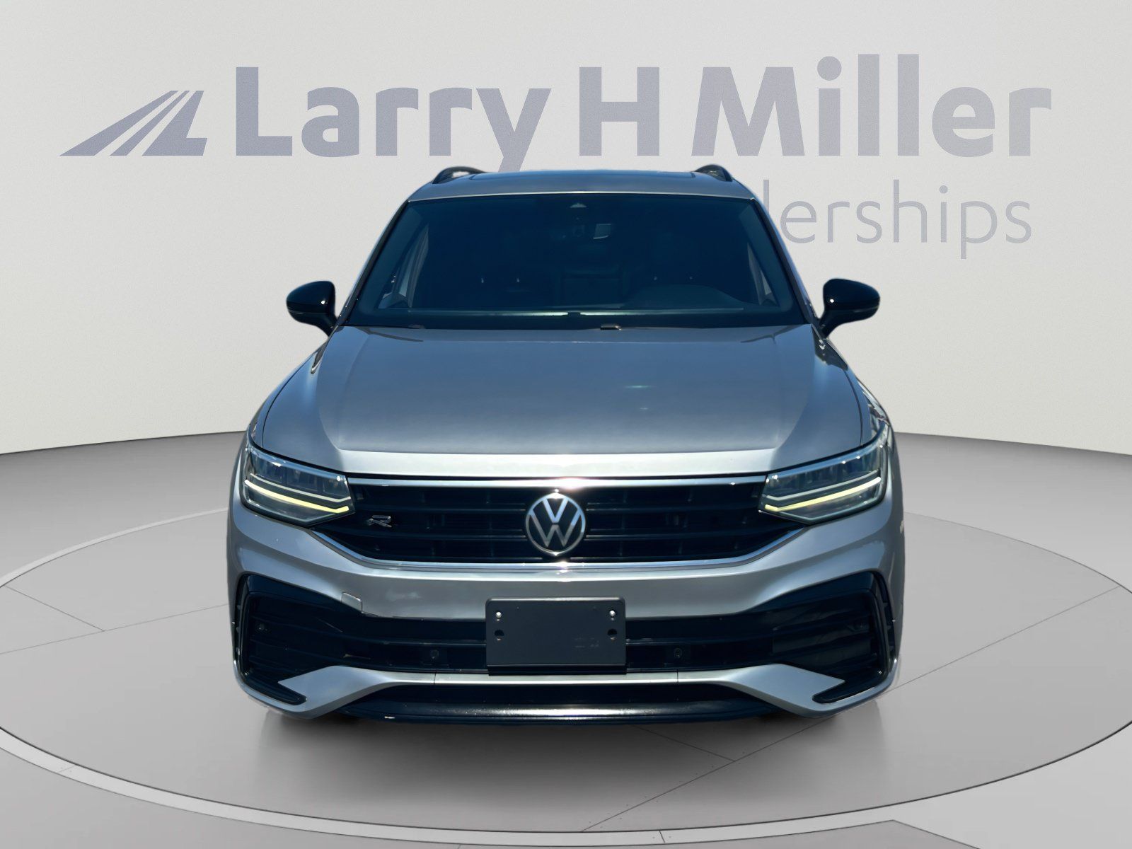 Used 2022 Volkswagen Tiguan SE R-Line FWD image 8