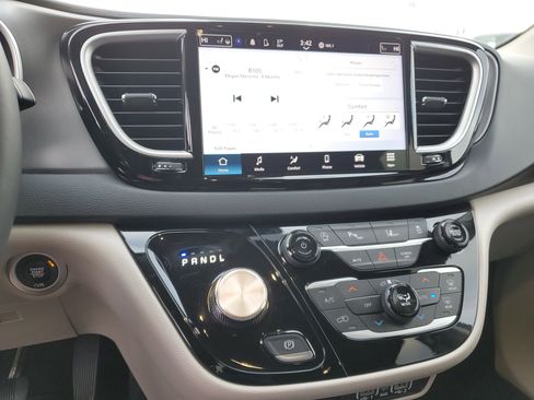 Used 2023 Chrysler Pacifica Touring-L image 26