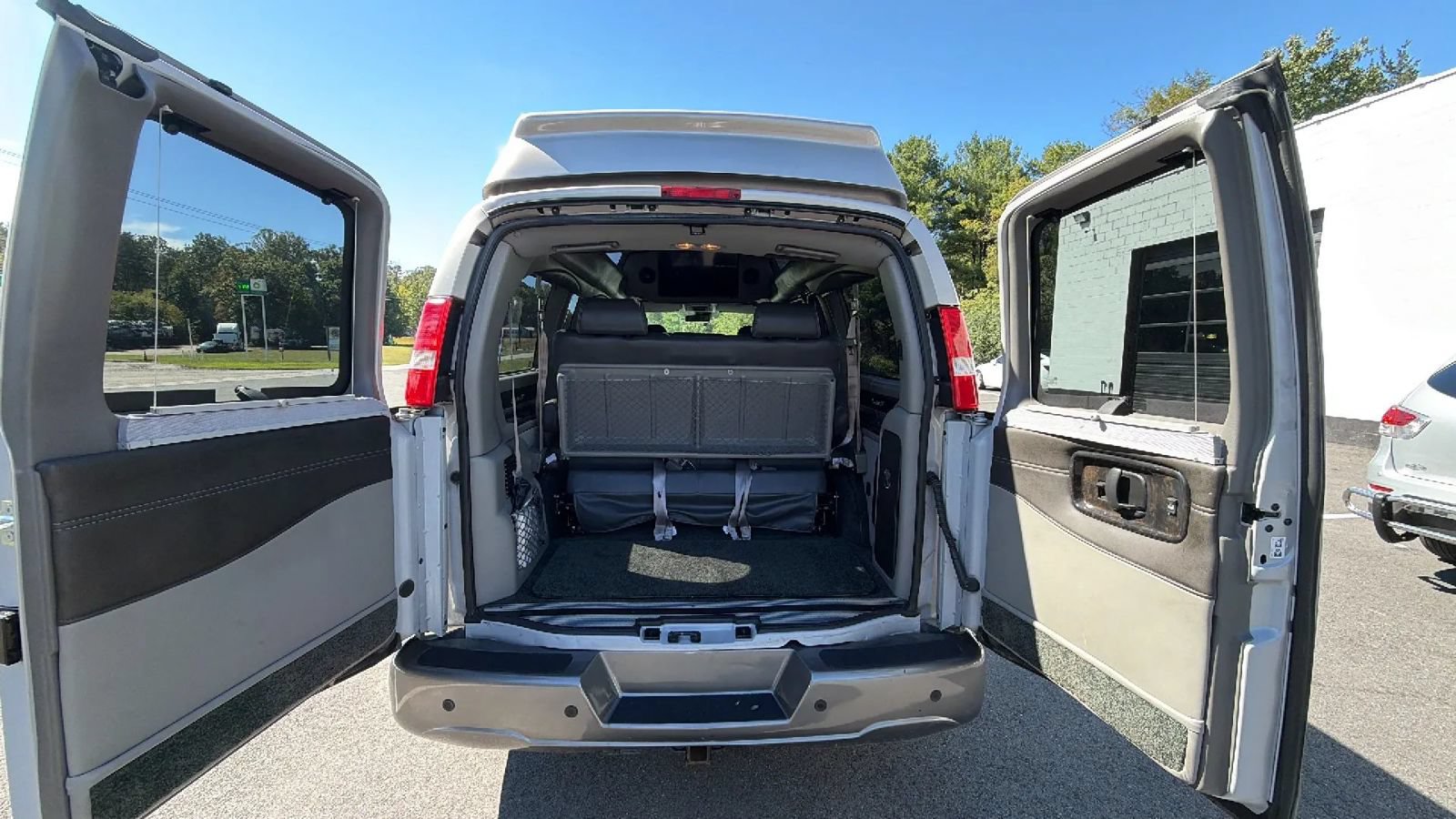 Used 2019 GMC Savana 2500 w/ Enhanced Convenience Package RWD image 99