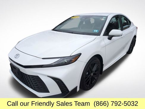 Used 2025 Toyota Camry SE w/ Convenience Package AWD/4WD image 1
