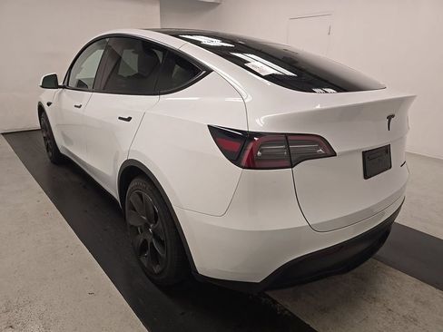 Used 2023 Tesla Model Y 2WD image 4