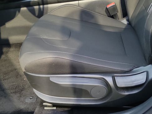 Certified 2025 Hyundai Elantra SEL image 17