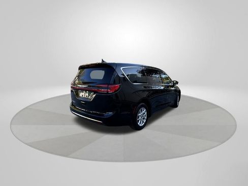 Used 2024 Chrysler Pacifica Touring-L image 7