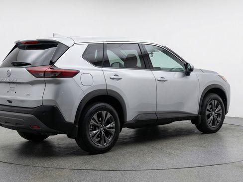 Used 2025 Nissan Rogue SV image 9