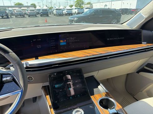 Used 2025 Cadillac Escalade Sport Platinum w/ LPO, ONYX Package AWD/4WD image 14