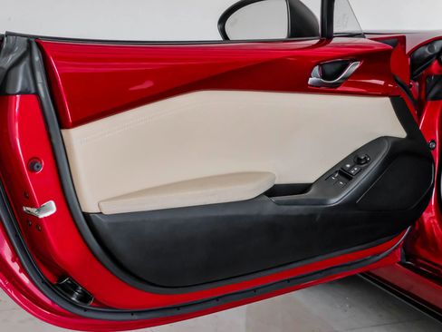 Used 2019 MAZDA MX-5 Miata RF Grand Touring image 36
