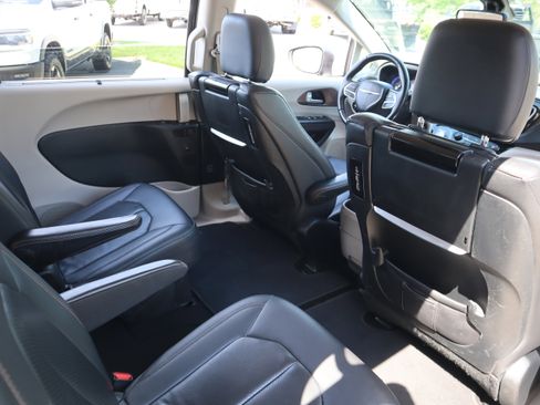 Used 2018 Chrysler Pacifica Touring-L Plus FWD image 28