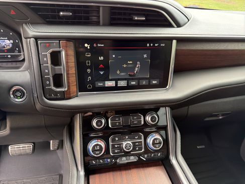 Used 2023 GMC Yukon Denali Ultimate AWD/4WD image 31