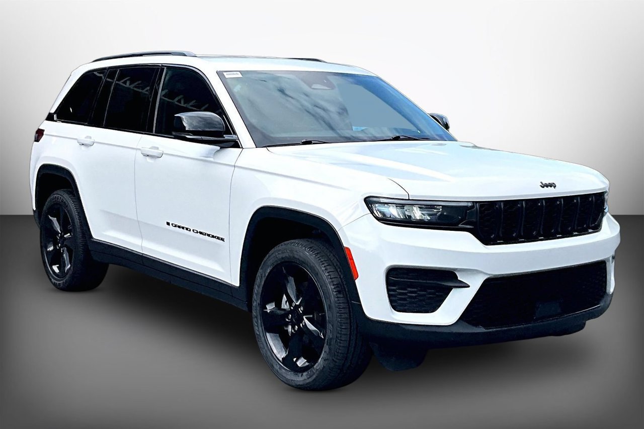 Used 2023 Jeep Grand Cherokee Altitude AWD/4WD image 1