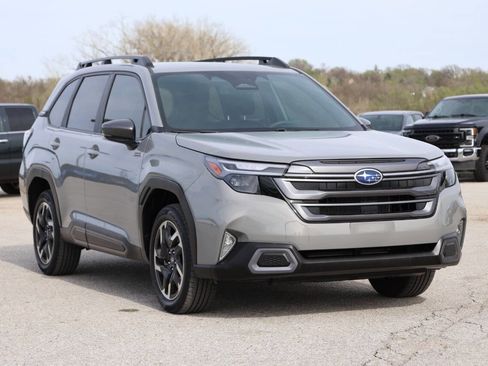 Used 2025 Subaru Forester Limited w/ Popular Package image 4