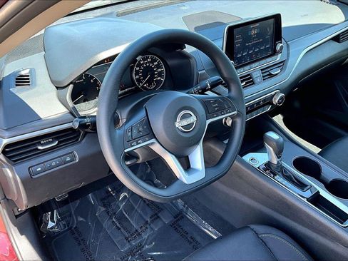 Used 2025 Nissan Altima 2.5 SV FWD image 14