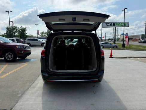 Used 2022 Chrysler Pacifica Touring-L w/ Uconnect Theater Family Group FWD image 13