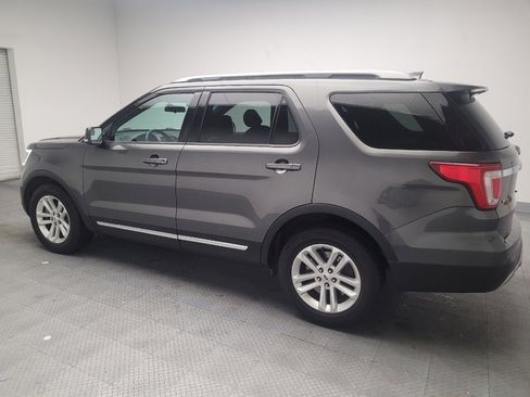Used 2017 Ford Explorer XLT image 3